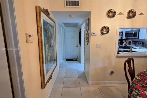 Condo in Pembroke Pines, Florida, 1 bedroom  № 2089993 - photo 11