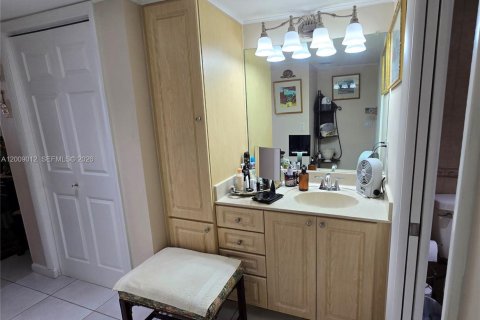 Condo in Pembroke Pines, Florida, 1 bedroom  № 2089993 - photo 17
