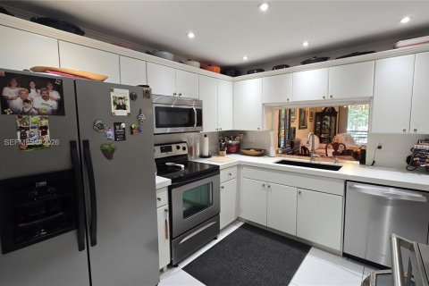 Condo in Pembroke Pines, Florida, 1 bedroom  № 2089993 - photo 2