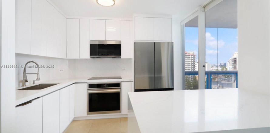 Condo in Miami Beach, Florida, 2 bedrooms  № 1944869