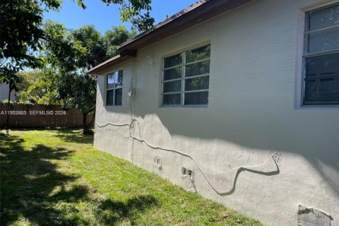 Immobilier commercial à vendre à Miami, Floride: 157 m2 № 2008746 - photo 16