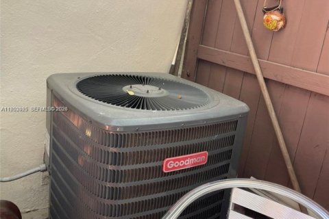 Immobilier commercial à vendre à Miami, Floride: 157 m2 № 2008746 - photo 15