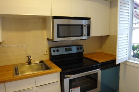 Townhouse in Cutler Bay, Florida 3 bedrooms, 106.28 sq.m. № 2038001 - photo 7