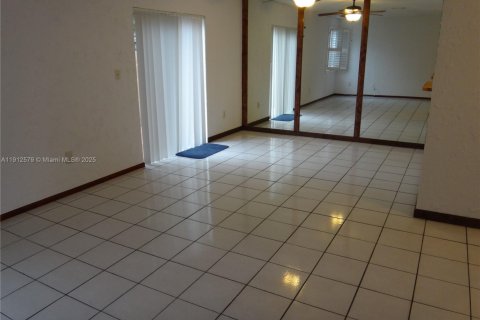 Townhouse in Cutler Bay, Florida 3 bedrooms, 106.28 sq.m. № 2038001 - photo 6