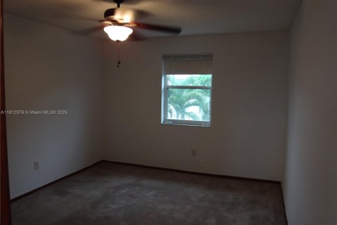 Townhouse in Cutler Bay, Florida 3 bedrooms, 106.28 sq.m. № 2038001 - photo 17