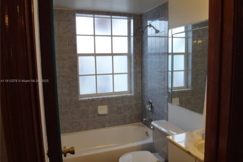 Townhouse in Cutler Bay, Florida 3 bedrooms, 106.28 sq.m. № 2038001 - photo 16