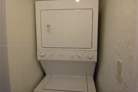 Townhouse in Cutler Bay, Florida 3 bedrooms, 106.28 sq.m. № 2038001 - photo 10