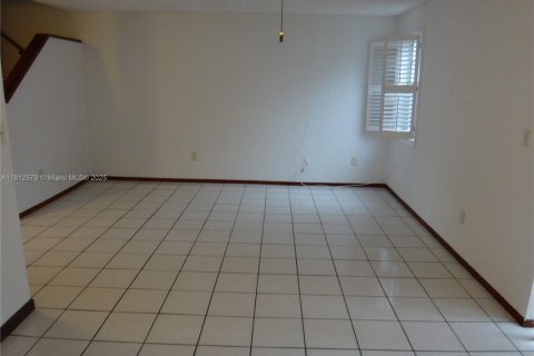 Townhouse in Cutler Bay, Florida 3 bedrooms, 106.28 sq.m. № 2038001 - photo 5