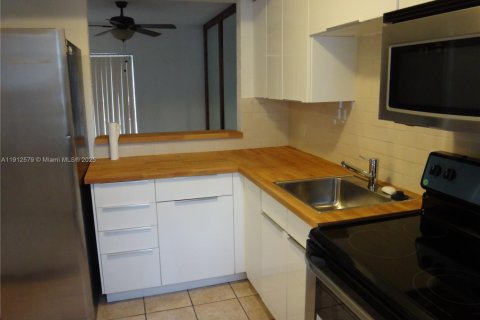 Townhouse in Cutler Bay, Florida 3 bedrooms, 106.28 sq.m. № 2038001 - photo 8