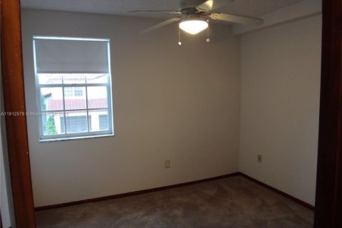 Townhouse in Cutler Bay, Florida 3 bedrooms, 106.28 sq.m. № 2038001 - photo 12