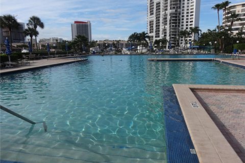 Copropriété à louer à Hallandale Beach, Floride: 1 chambre, 92.9 m2 № 1944584 - photo 7