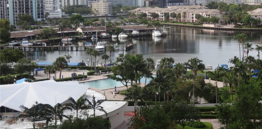 Condo in Hallandale Beach, Florida, 1 bedroom № 1944584