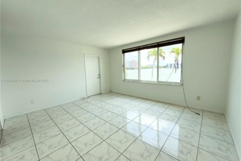 Condo in Miami, Florida, 2 bedrooms  № 1674616 - photo 8