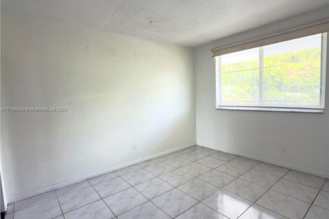 Condo in Miami, Florida, 2 bedrooms  № 1674616 - photo 5