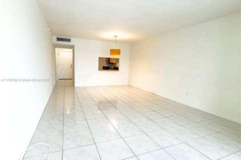 Condo in Miami, Florida, 2 bedrooms  № 1674616 - photo 3