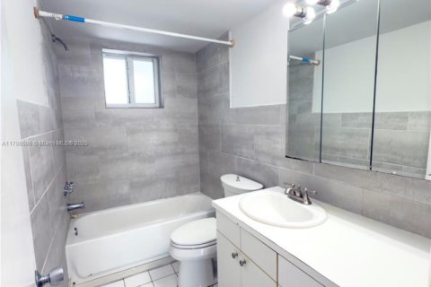 Condo in Miami, Florida, 2 bedrooms  № 1674616 - photo 6