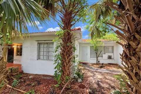 Villa ou maison à vendre à Biscayne Park, Floride: 2 chambres, 177.26 m2 № 2301895 - photo 4