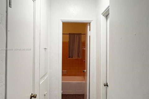 Villa ou maison à vendre à Biscayne Park, Floride: 2 chambres, 177.26 m2 № 2301895 - photo 11