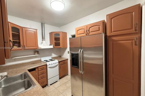 Villa ou maison à vendre à Biscayne Park, Floride: 2 chambres, 177.26 m2 № 2301895 - photo 13