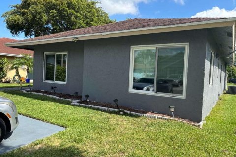 Villa ou maison à vendre à West Palm Beach, Floride: 3 chambres, 117.8 m2 № 2179197 - photo 2