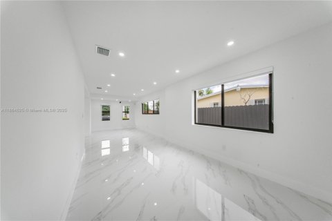 House in Miami, Florida 3 bedrooms, 164.16 sq.m. № 1892702 - photo 20