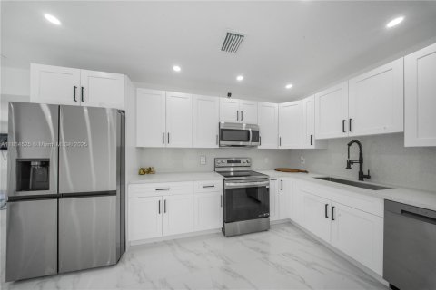 House in Miami, Florida 3 bedrooms, 164.16 sq.m. № 1892702 - photo 4