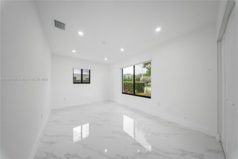 House in Miami, Florida 3 bedrooms, 164.16 sq.m. № 1892702 - photo 16