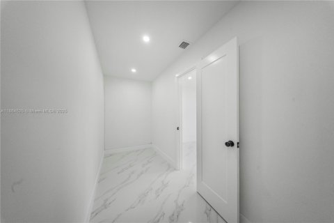 House in Miami, Florida 3 bedrooms, 164.16 sq.m. № 1892702 - photo 21