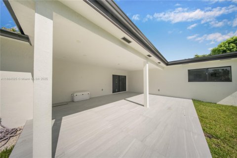 House in Miami, Florida 3 bedrooms, 164.16 sq.m. № 1892702 - photo 27