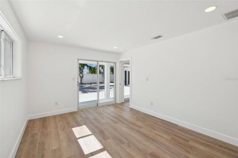 House in Saint Pete Beach, Florida 4 bedrooms, 168.62 sq.m. № 1584169 - photo 19