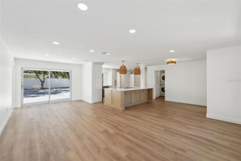 House in Saint Pete Beach, Florida 4 bedrooms, 168.62 sq.m. № 1584169 - photo 12