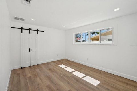 House in Saint Pete Beach, Florida 4 bedrooms, 168.62 sq.m. № 1584169 - photo 18