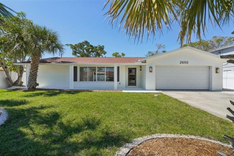 House in Saint Pete Beach, Florida 4 bedrooms, 168.62 sq.m. № 1584169 - photo 1