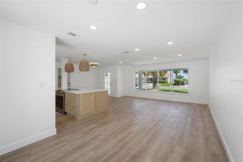 House in Saint Pete Beach, Florida 4 bedrooms, 168.62 sq.m. № 1584169 - photo 10