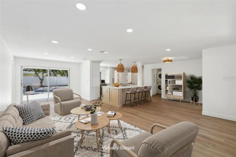 House in Saint Pete Beach, Florida 4 bedrooms, 168.62 sq.m. № 1584169 - photo 6