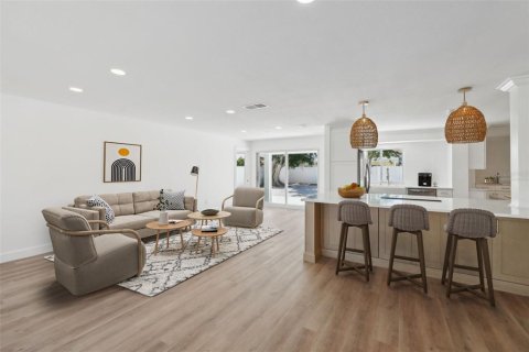 House in Saint Pete Beach, Florida 4 bedrooms, 168.62 sq.m. № 1584169 - photo 7