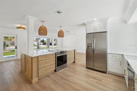 House in Saint Pete Beach, Florida 4 bedrooms, 168.62 sq.m. № 1584169 - photo 15