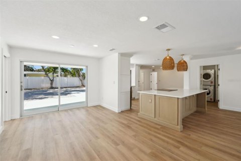 House in Saint Pete Beach, Florida 4 bedrooms, 168.62 sq.m. № 1584169 - photo 11