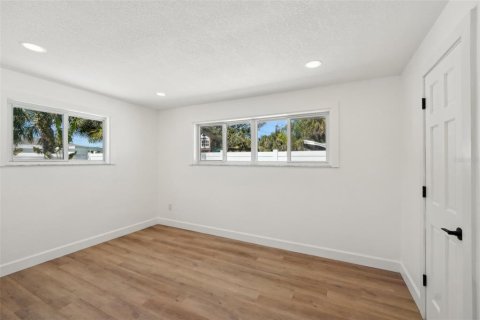 House in Saint Pete Beach, Florida 4 bedrooms, 168.62 sq.m. № 1584169 - photo 27