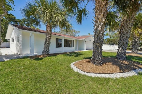 House in Saint Pete Beach, Florida 4 bedrooms, 168.62 sq.m. № 1584169 - photo 4