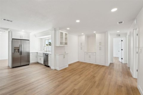 House in Saint Pete Beach, Florida 4 bedrooms, 168.62 sq.m. № 1584169 - photo 17
