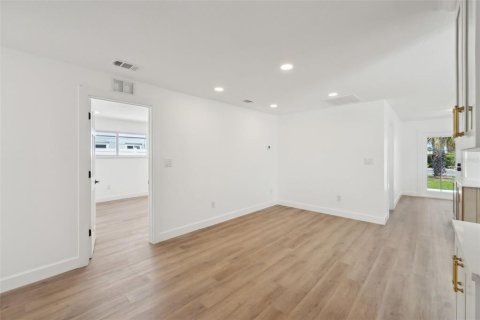 House in Saint Pete Beach, Florida 4 bedrooms, 168.62 sq.m. № 1584169 - photo 24