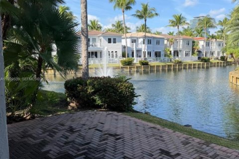 Villa ou maison à louer à Aventura, Floride: 3 chambres, 213.77 m2 № 1987679 - photo 5