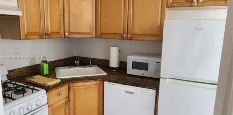 Condominio en West Palm Beach, Florida, 1 dormitorio  № 2036636