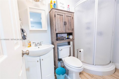 House in Hollywood, Florida 4 bedrooms, 139.73 sq.m. № 2044195 - photo 25