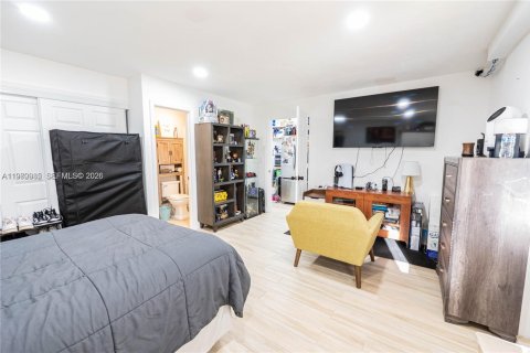 House in Hollywood, Florida 4 bedrooms, 139.73 sq.m. № 2044195 - photo 24