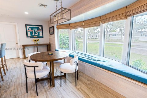 House in Hollywood, Florida 4 bedrooms, 139.73 sq.m. № 2044195 - photo 9