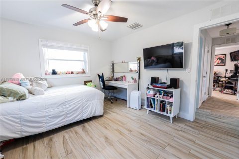 House in Hollywood, Florida 4 bedrooms, 139.73 sq.m. № 2044195 - photo 18