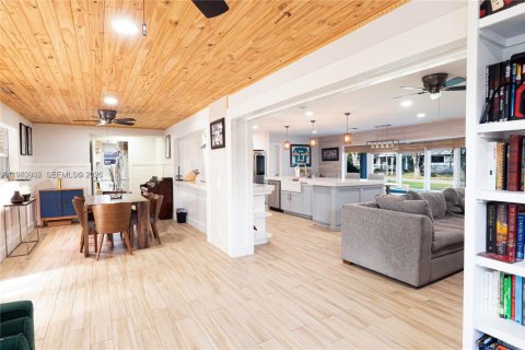 House in Hollywood, Florida 4 bedrooms, 139.73 sq.m. № 2044195 - photo 13