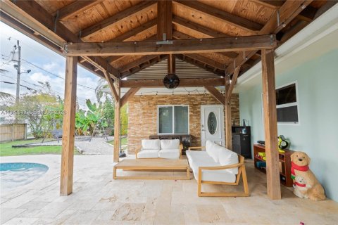 House in Hollywood, Florida 4 bedrooms, 139.73 sq.m. № 2044195 - photo 5